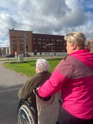 Vantaan alinan yrittäjä sari käy tertun kanssa paljon ulkoilemassa